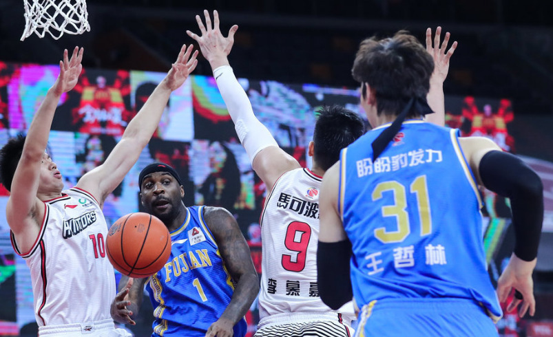 网球预选赛掀起高潮，姑苏巨龙队强势横扫海滨迅豹队，老将里程碑之夜——外援联手发威的简单介绍