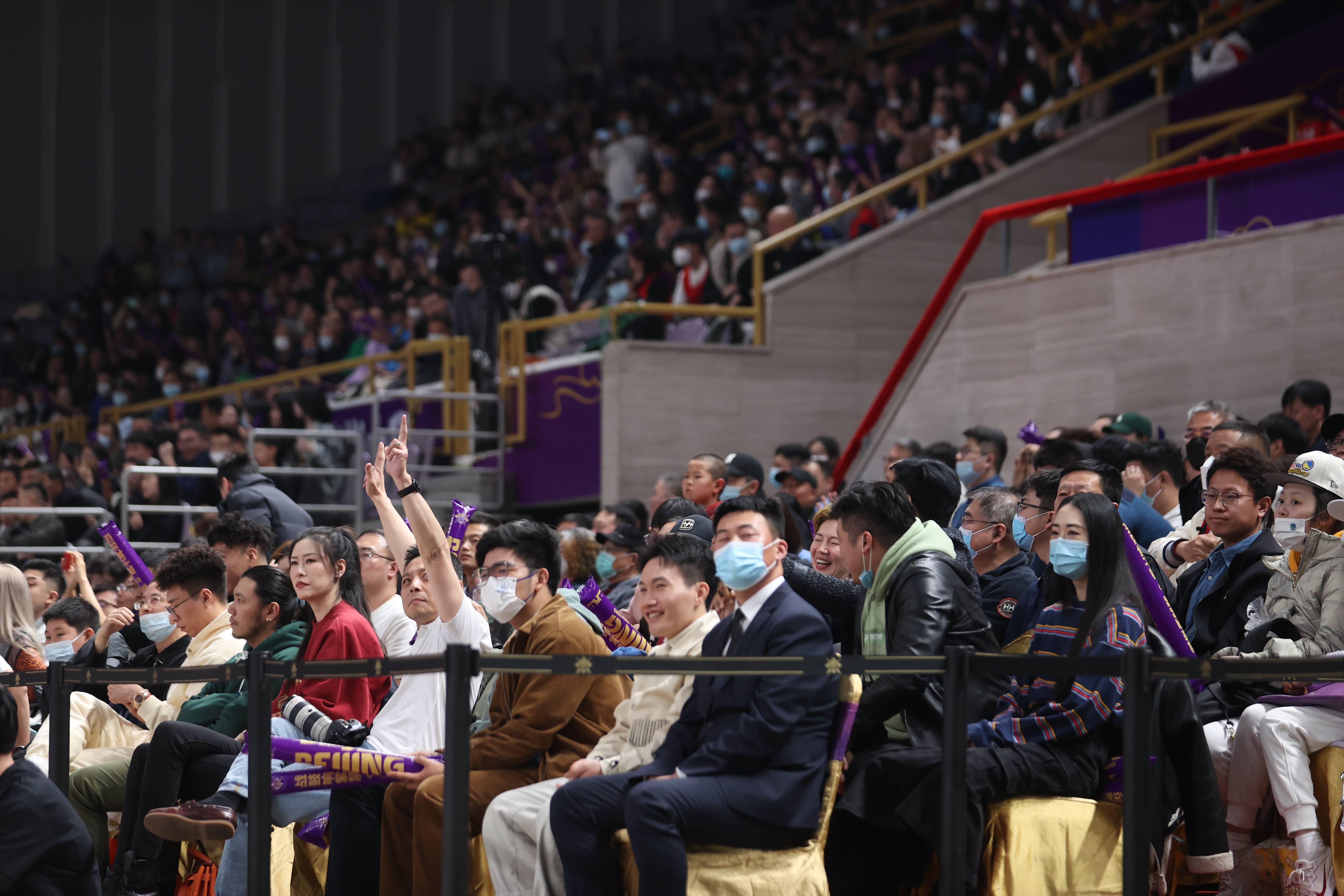 关于夺冠首场状态出色，中国队观众沸腾！，莎拉波娃重返赛场观众掌声雷动的信息