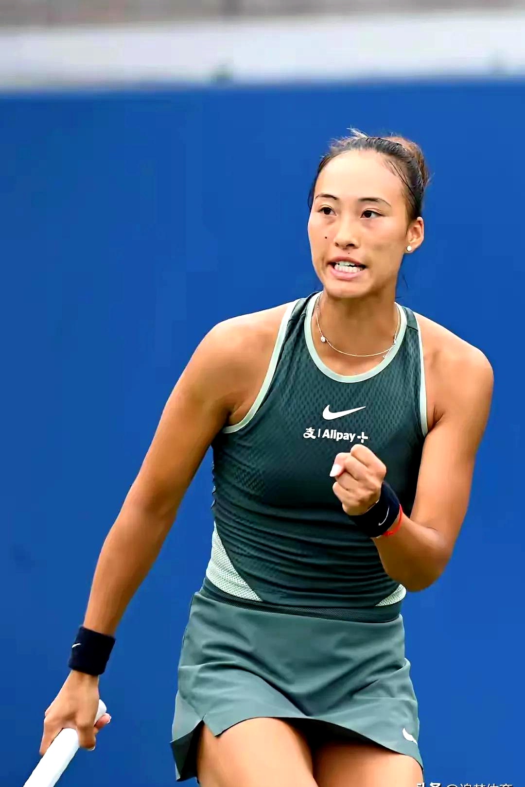  阿扎伦卡迎来五赛季高光表现，老鹰球迷沸腾！