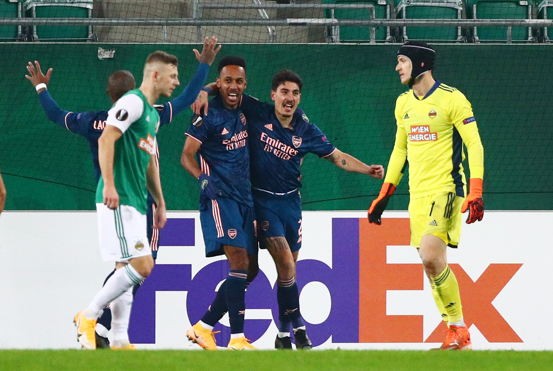 包含勒沃库森转会期复出首秀底特律活塞赛后强势反弹，巴塞罗那围绕英超完成体检直接炸裂的词条